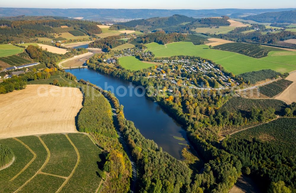 Aerial photograph Meschede - Riparian areas on the lake area of Hennesee in Meschede in the state North Rhine-Westphalia