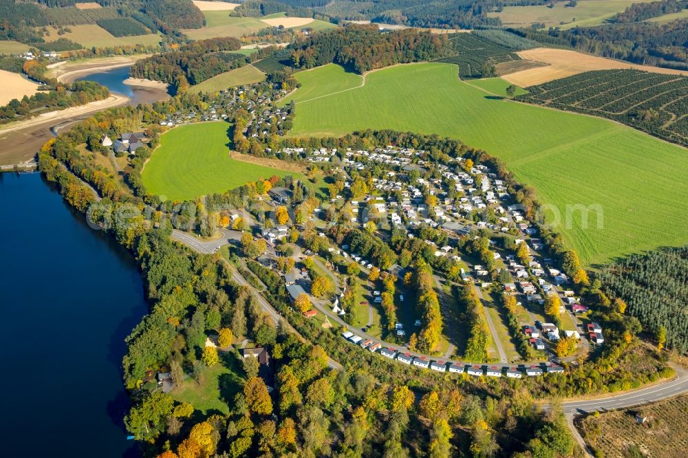 Meschede from the bird's eye view: Riparian areas on the lake area of Hennesee in Meschede in the state North Rhine-Westphalia