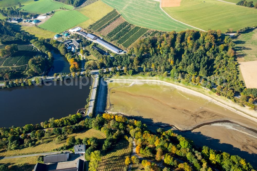 Aerial photograph Meschede - Riparian areas on the lake area of Hennesee in Meschede in the state North Rhine-Westphalia