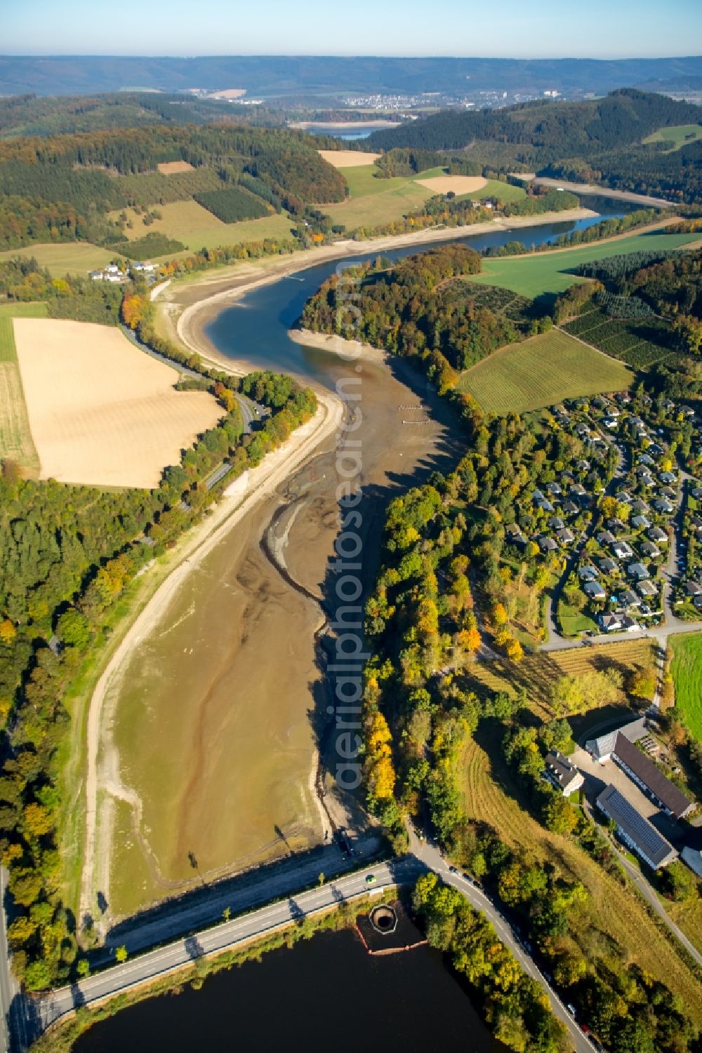 Meschede from the bird's eye view: Riparian areas on the lake area of Hennesee in Meschede in the state North Rhine-Westphalia