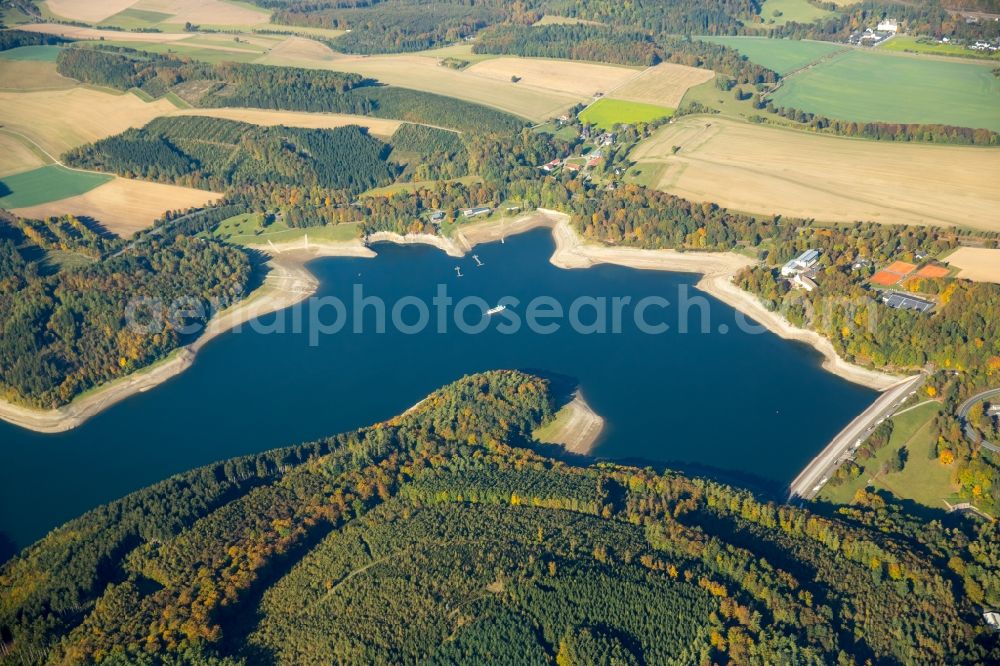 Aerial image Meschede - Riparian areas on the lake area of Hennesee in Meschede in the state North Rhine-Westphalia