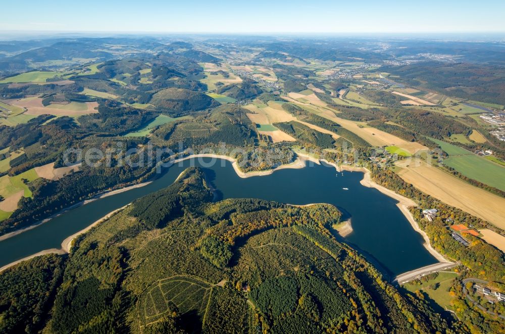 Aerial photograph Meschede - Riparian areas on the lake area of Hennesee in Meschede in the state North Rhine-Westphalia