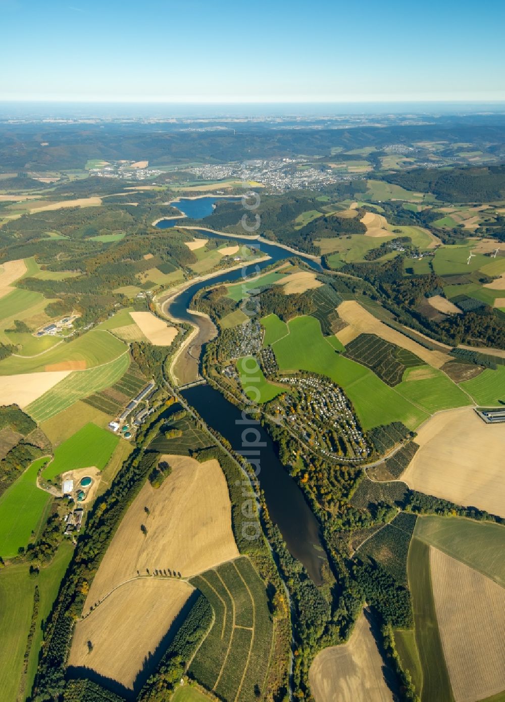 Aerial photograph Meschede - Riparian areas on the lake area of Hennesee in Meschede in the state North Rhine-Westphalia