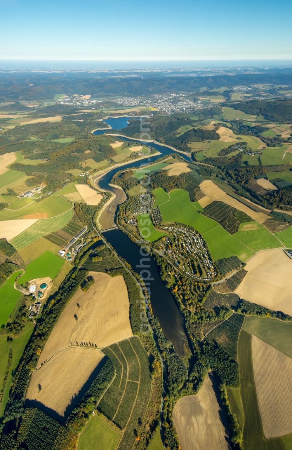 Meschede from the bird's eye view: Riparian areas on the lake area of Hennesee in Meschede in the state North Rhine-Westphalia