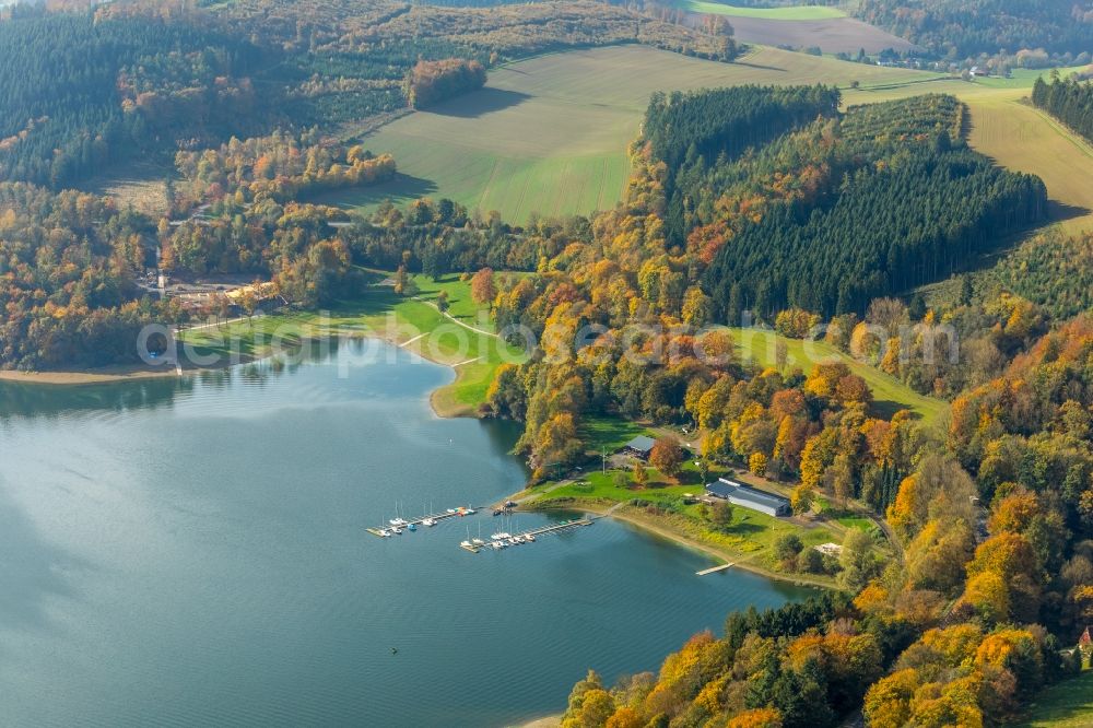 Aerial photograph Meschede - Riparian areas on the lake area of Hennesee in Meschede in the state North Rhine-Westphalia, Germany