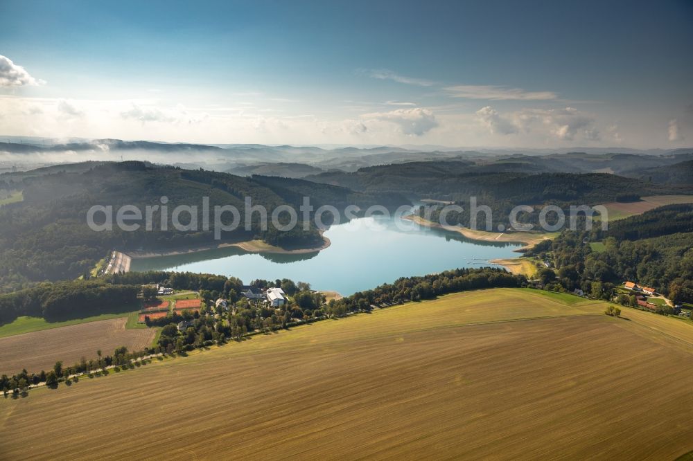 Meschede from the bird's eye view: Riparian areas on the lake area of Hennesee in Meschede in the state North Rhine-Westphalia, Germany