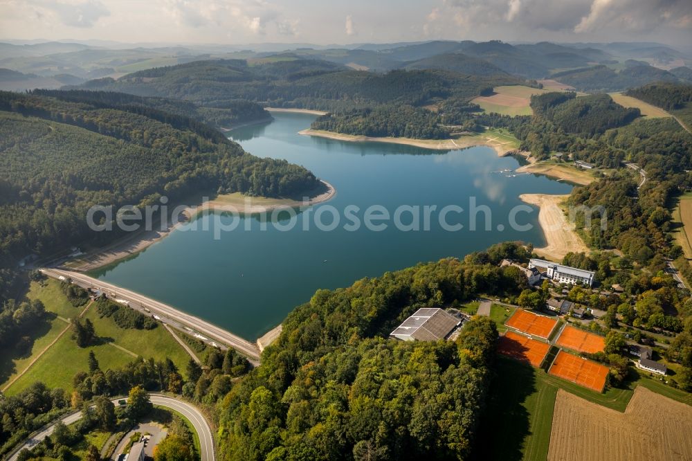 Aerial photograph Meschede - Riparian areas on the lake area of Hennesee in Meschede in the state North Rhine-Westphalia, Germany