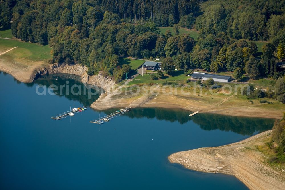 Meschede from the bird's eye view: Riparian areas on the lake area of Hennesee in Meschede in the state North Rhine-Westphalia, Germany