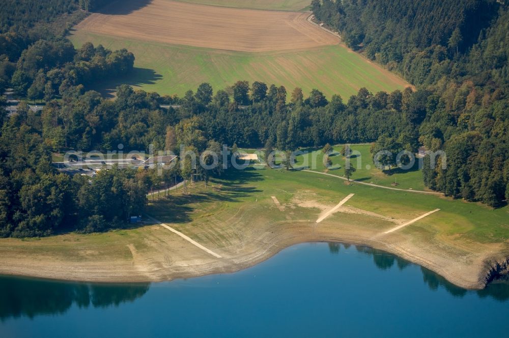 Aerial image Meschede - Riparian areas on the lake area of Hennesee in Meschede in the state North Rhine-Westphalia, Germany