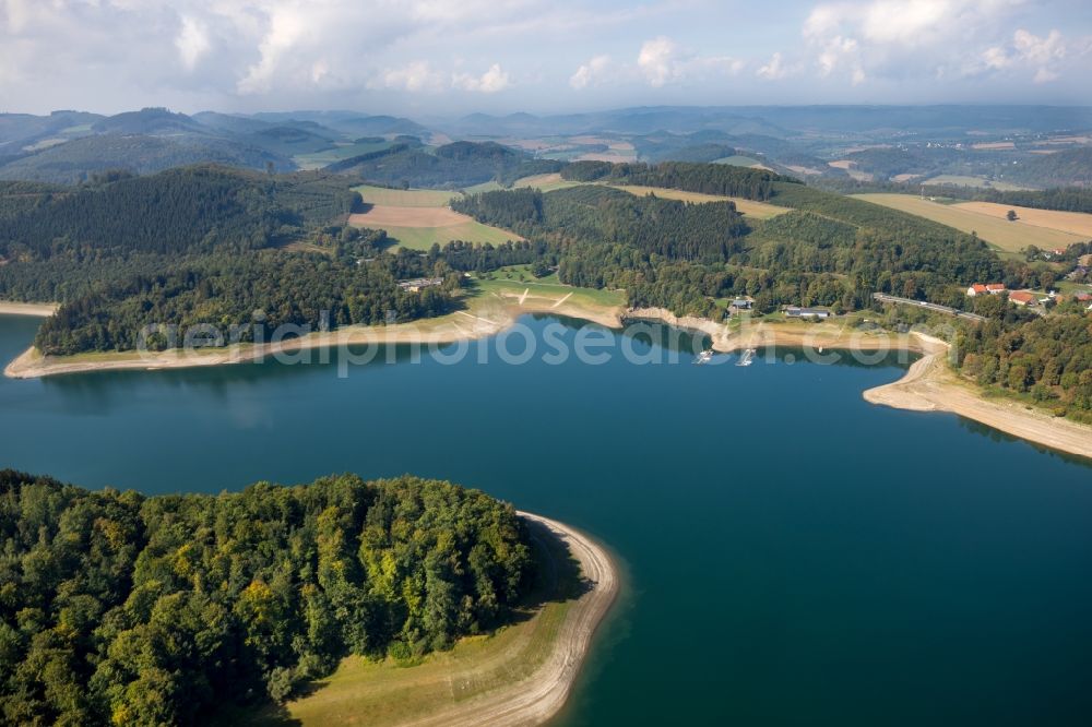 Aerial photograph Meschede - Riparian areas on the lake area of Hennesee in Meschede in the state North Rhine-Westphalia, Germany