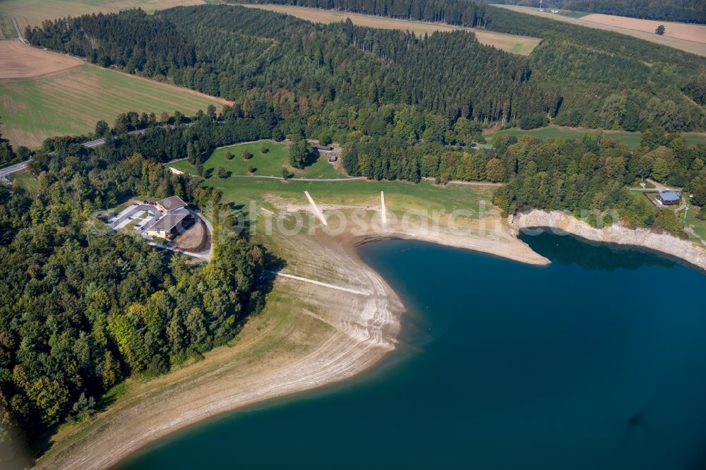 Meschede from the bird's eye view: Riparian areas on the lake area of Hennesee in Meschede in the state North Rhine-Westphalia, Germany