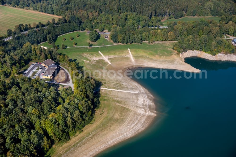 Aerial image Meschede - Riparian areas on the lake area of Hennesee in Meschede in the state North Rhine-Westphalia, Germany