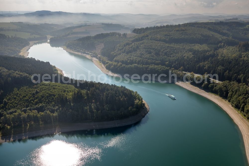 Aerial photograph Meschede - Riparian areas on the lake area of Hennesee in Meschede in the state North Rhine-Westphalia, Germany