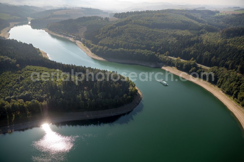 Meschede from the bird's eye view: Riparian areas on the lake area of Hennesee in Meschede in the state North Rhine-Westphalia, Germany