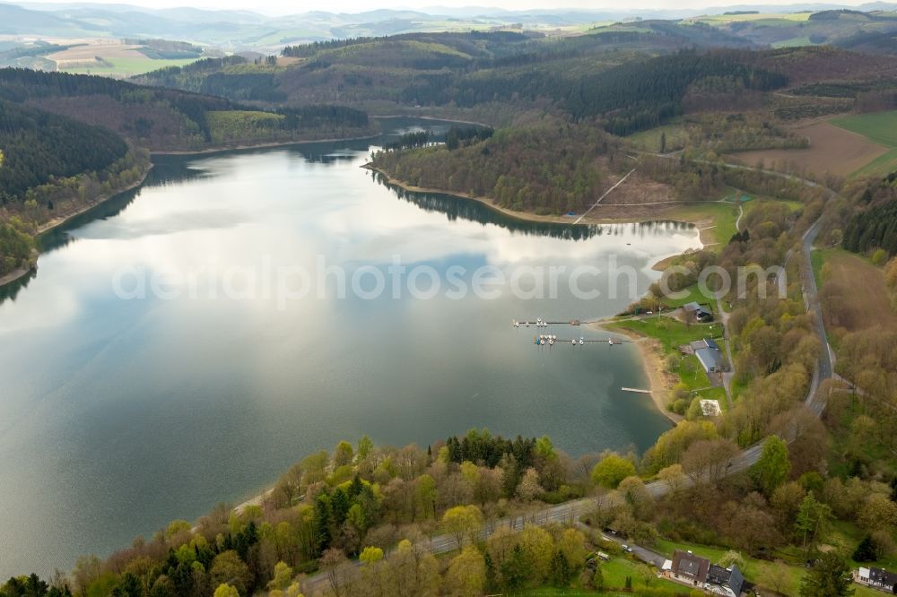 Aerial photograph Meschede - Riparian areas on the lake area of Hennesee in Meschede in the state North Rhine-Westphalia