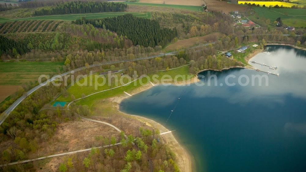 Aerial photograph Meschede - Riparian areas on the lake area of Hennesee in Meschede in the state North Rhine-Westphalia