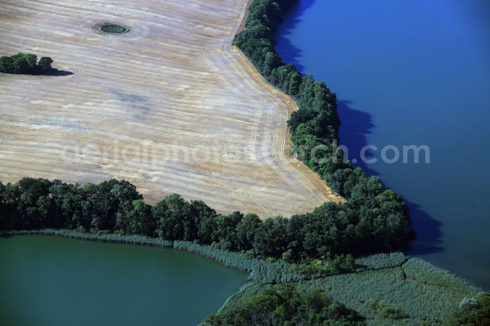 Aerial photograph Neu Gaarz - Riparian areas on the lake area of Hofsee - Tiefer See in Neu Gaarz in the state Mecklenburg - Western Pomerania