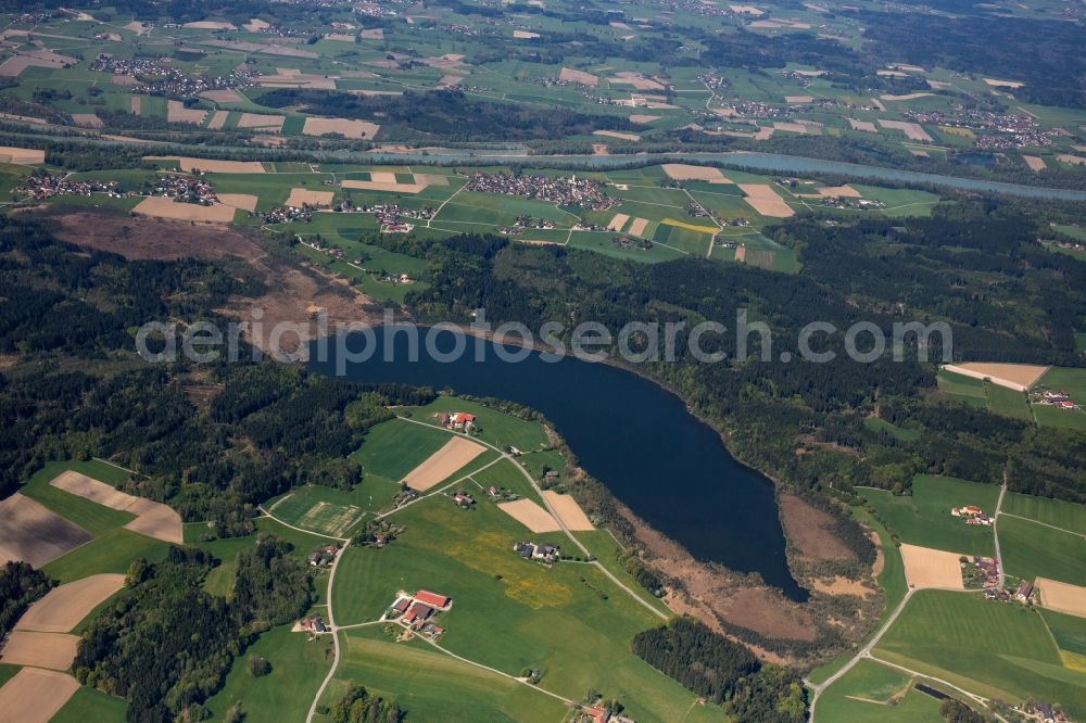 Haberspoint from the bird's eye view: Riparian areas on the lake area of Hofstaetter See in a forest area in the district Kalkgrub in Haberspoint in the state Bavaria, Germany