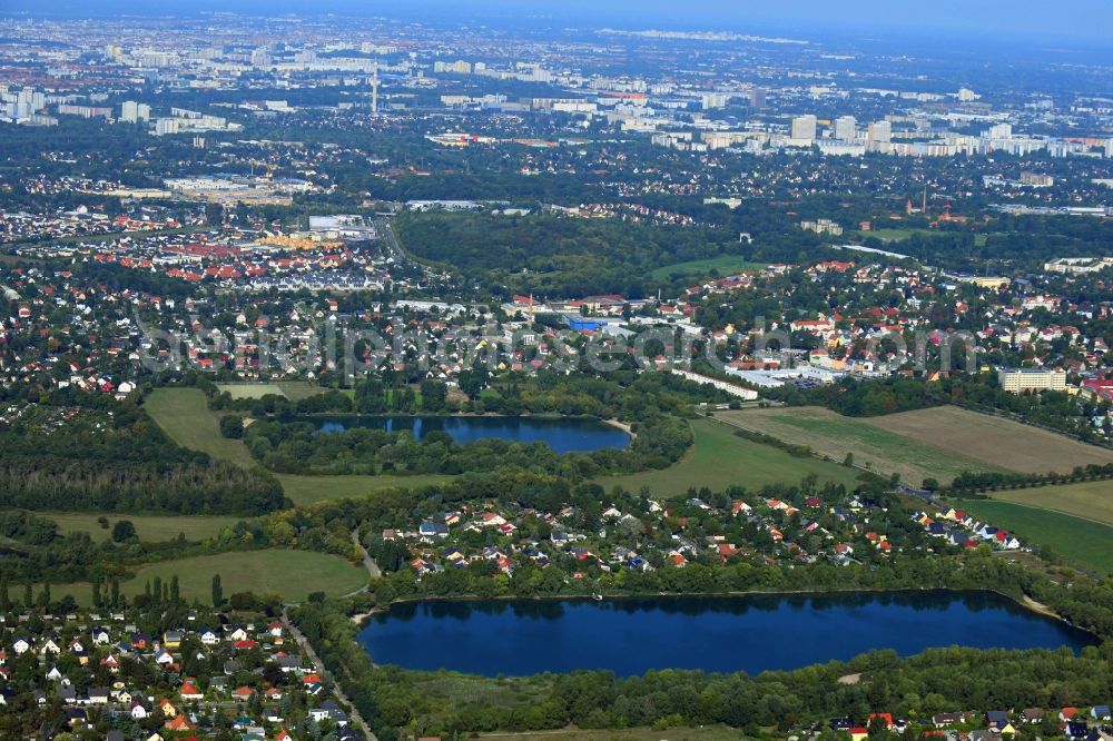 Aerial photograph Berlin - Riparian areas on the lake area of Hornungsweg - Elsenstrasse - Goldregenstrasse in the district Mahlsdorf in Berlin, Germany