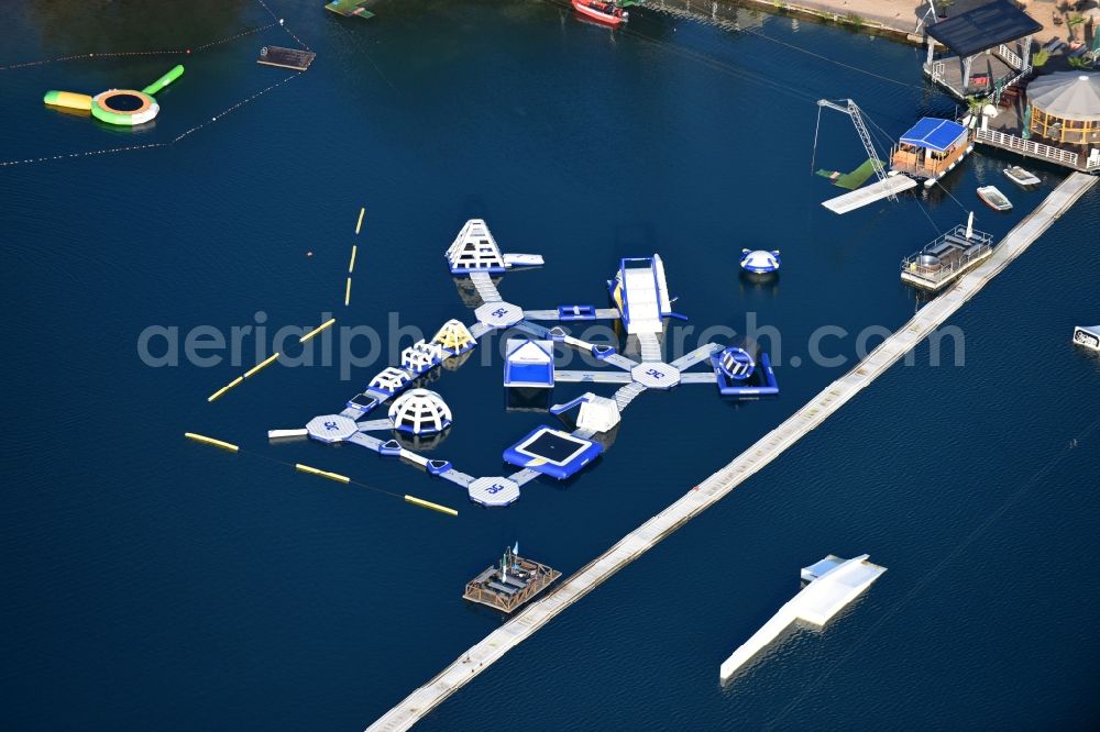 Weimar (Lahn) from the bird's eye view: Riparian areas on the lake area of on Hot Sport Seepark Wakeboardanlage Niederweimar Marburg in Weimar (Lahn) in the state Hesse, Germany