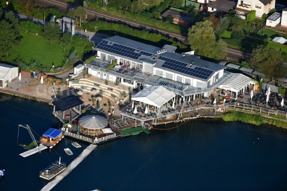 Aerial image Weimar (Lahn) - Riparian areas on the lake area of on Hot Sport Seepark Wakeboardanlage Niederweimar Marburg in Weimar (Lahn) in the state Hesse, Germany