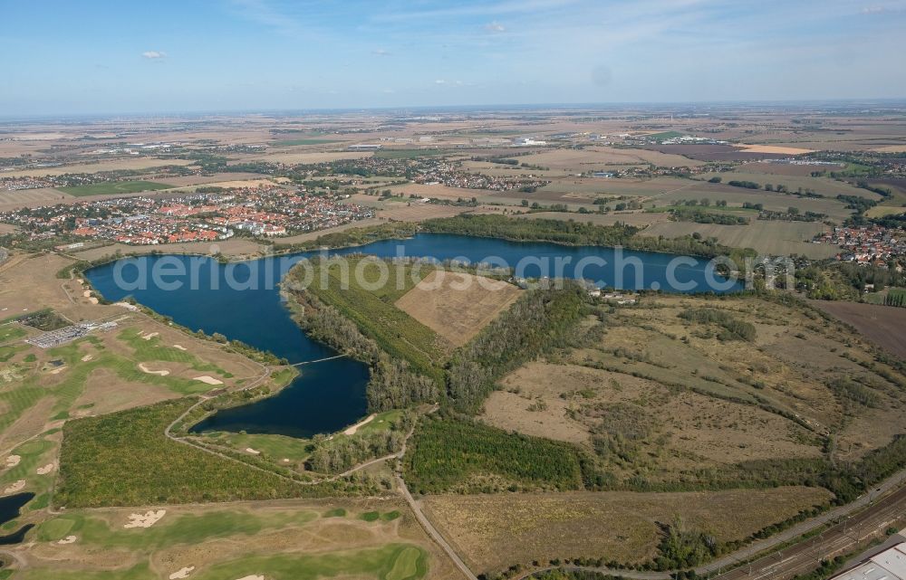 Aerial photograph Halle (Saale) - Riparian areas on the lake area of Hufeisensee in the district Kanena - Bruckdorf in Halle (Saale) in the state Saxony-Anhalt, Germany