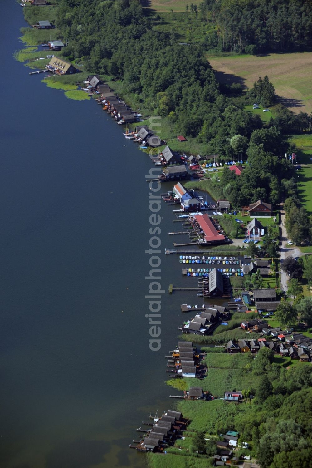 Güstrow from the bird's eye view: Riparian areas on the lake area of the Inselsee with piers in Guestrow in the state Mecklenburg - Western Pomerania