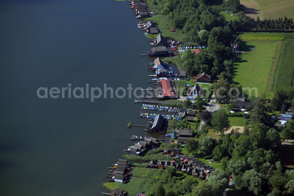 Aerial photograph Güstrow - Riparian areas on the lake area of the Inselsee with piers in Guestrow in the state Mecklenburg - Western Pomerania