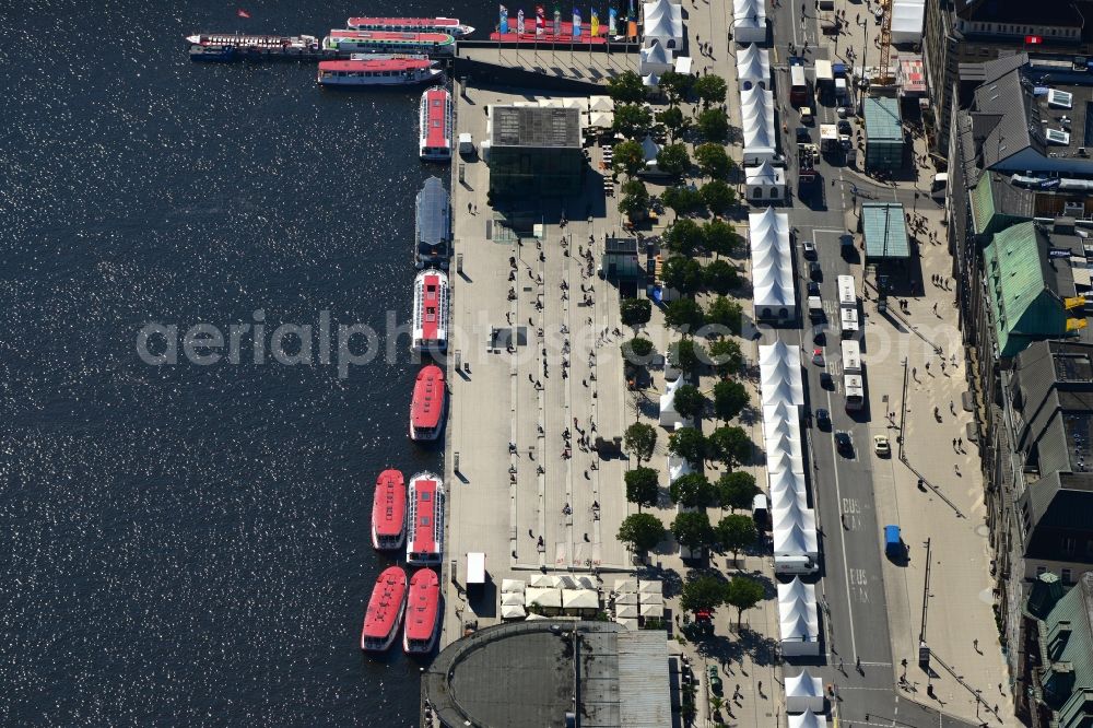 Hamburg from above - Riparian areas on the lake area of Jungfernstieg an der Binnenalster in Hamburg in Hamburg, Germany