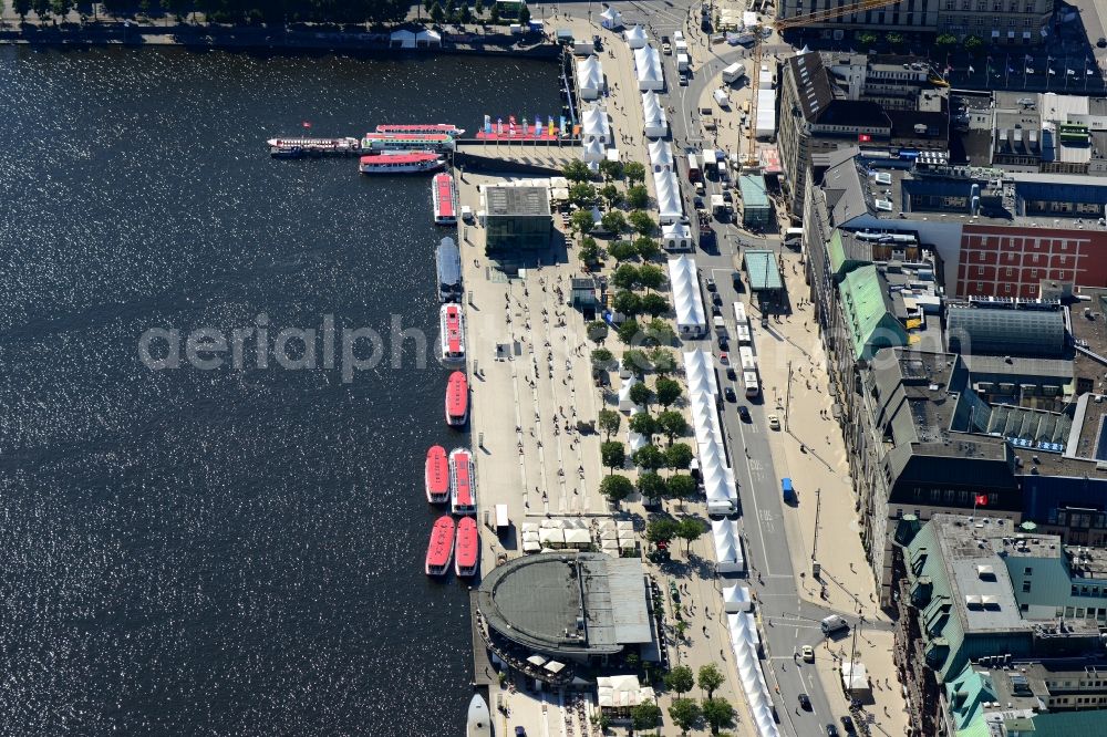 Hamburg from the bird's eye view: Riparian areas on the lake area of Jungfernstieg an der Binnenalster in Hamburg in Hamburg, Germany