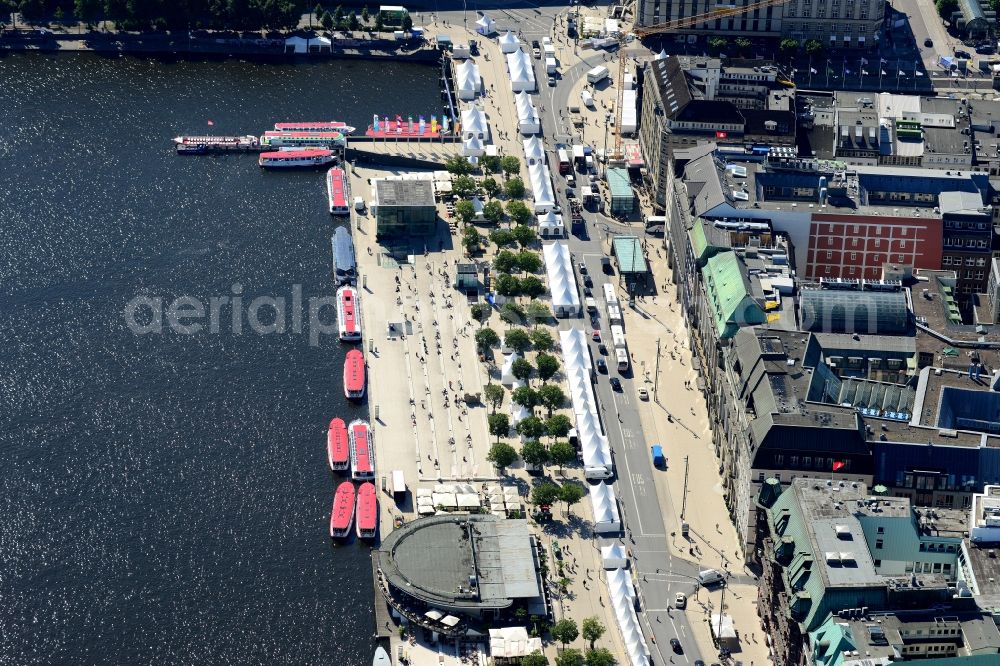 Aerial image Hamburg - Riparian areas on the lake area of Jungfernstieg an der Binnenalster in Hamburg in Hamburg, Germany