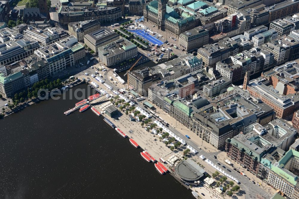 Aerial photograph Hamburg - Riparian areas on the lake area of Jungfernstieg an der Binnenalster in Hamburg in Hamburg, Germany