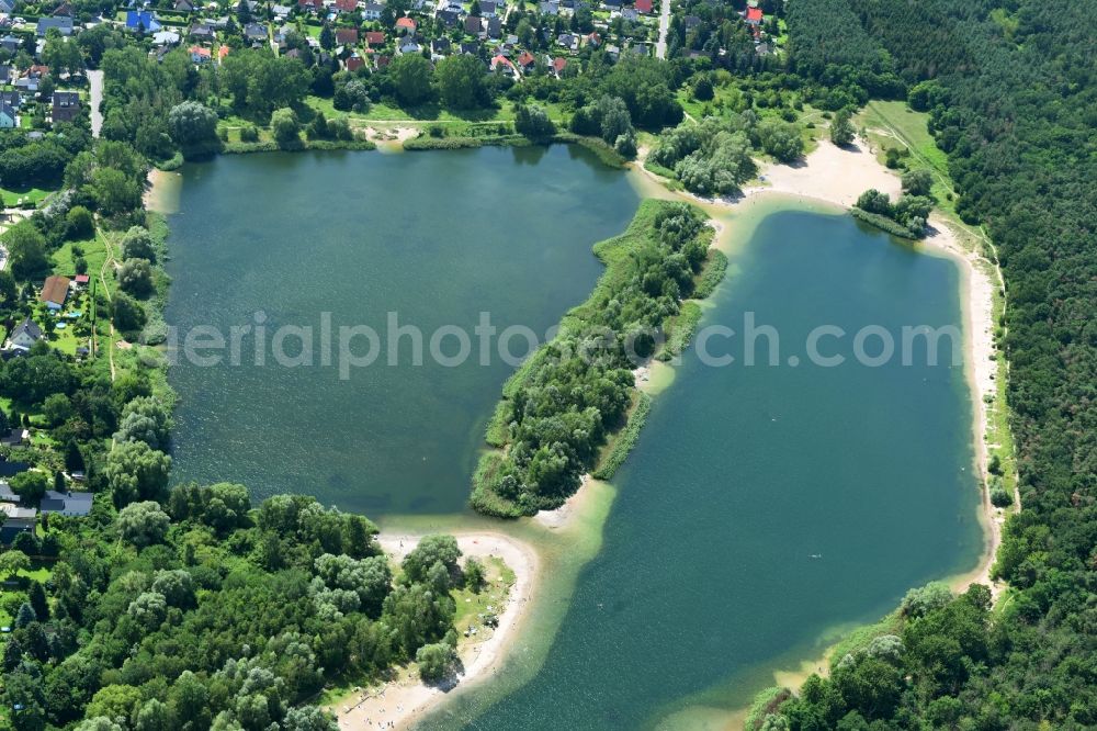 Berlin from the bird's eye view: Riparian areas on the lake area of Kaulsdorfer Seen in the district Kaulsdorf in Berlin, Germany