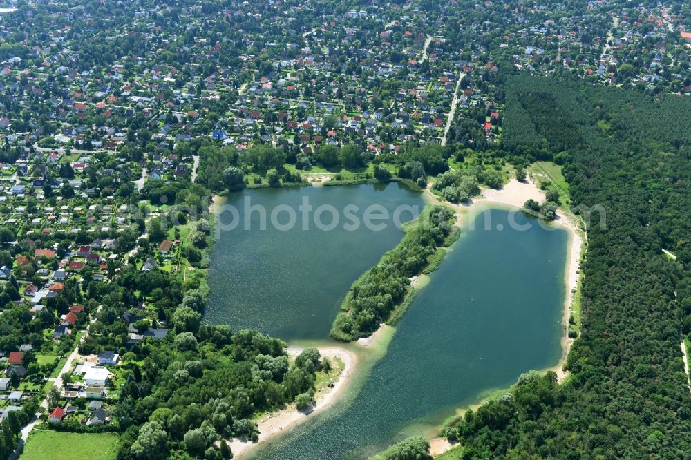 Aerial image Berlin - Riparian areas on the lake area of Kaulsdorfer Seen in the district Kaulsdorf in Berlin, Germany