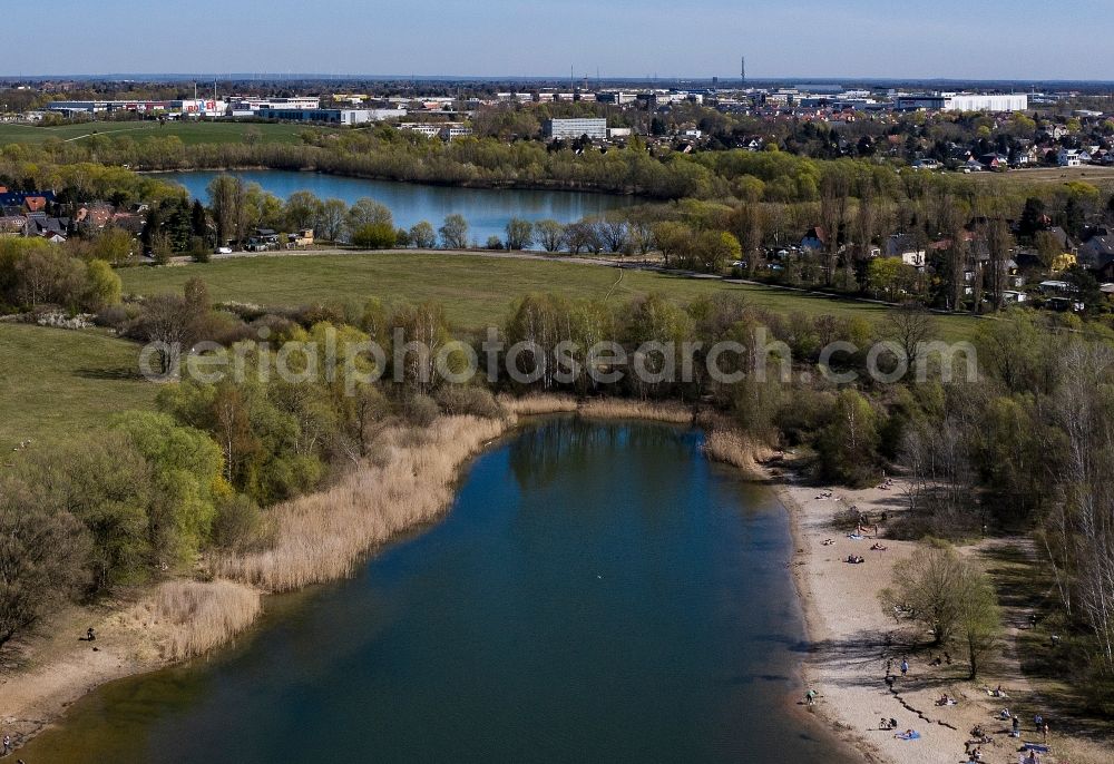 Aerial photograph Berlin - Riparian areas on the lake area of Kaulsdorfer Seen in the district Kaulsdorf in Berlin, Germany