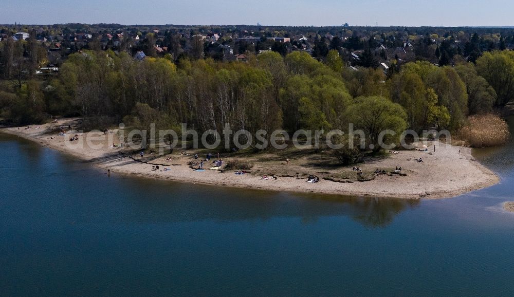 Berlin from the bird's eye view: Riparian areas on the lake area of Kaulsdorfer Seen in the district Kaulsdorf in Berlin, Germany