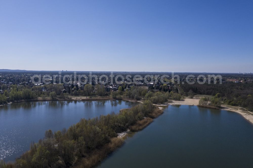 Aerial photograph Berlin - Riparian areas on the lake area of Kaulsdorfer Seen in the district Kaulsdorf in Berlin, Germany