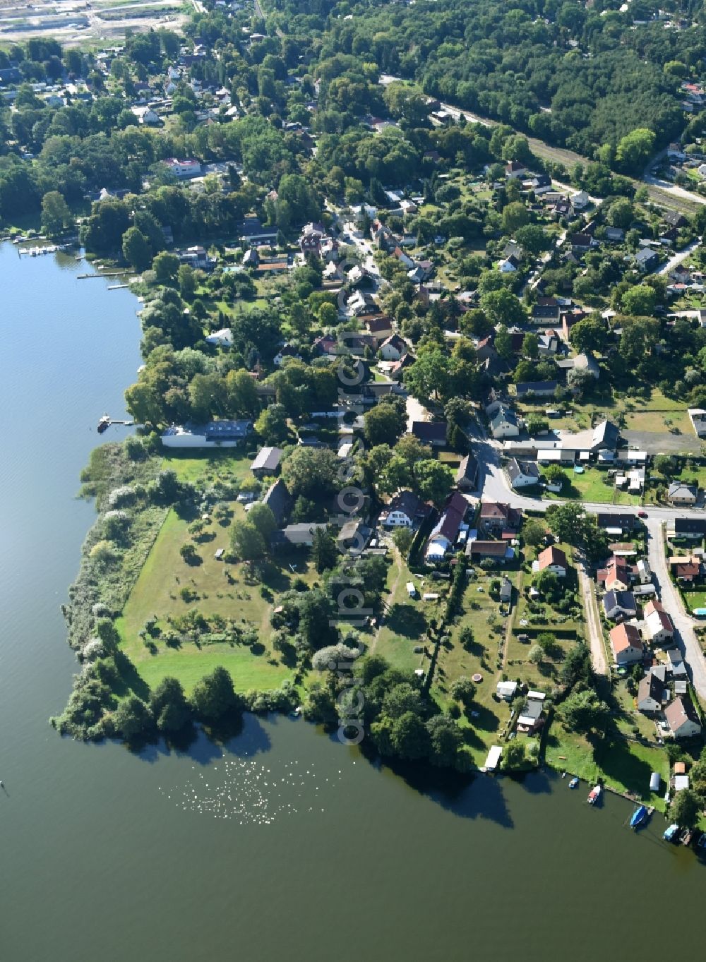 Zernsdorf from above - Riparian areas on the lake area of Kruepelsee in Zernsdorf in the state Brandenburg