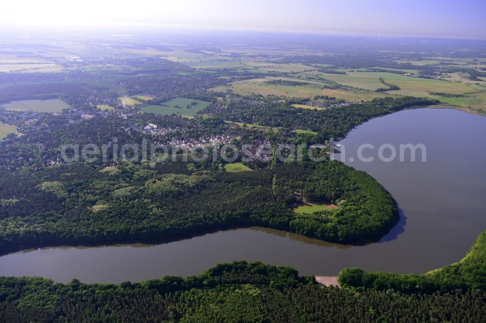 Rangsdorf from the bird's eye view: Riparian areas on the lake area of Krumme Lanke am Rangsdorfer See in Rangsdorf in the state Brandenburg