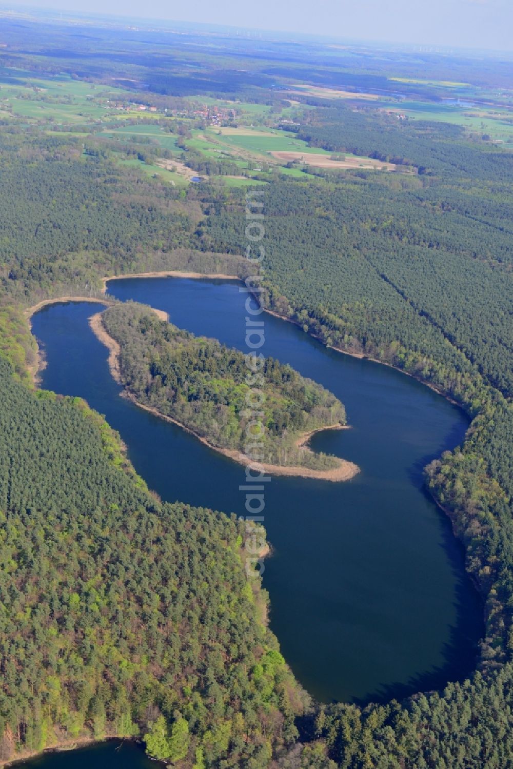 Temmen-Ringenwalde from the bird's eye view: Riparian areas on the sea area of Libbesickesee in Temmen-Ringenwalde in the state Brandenburg