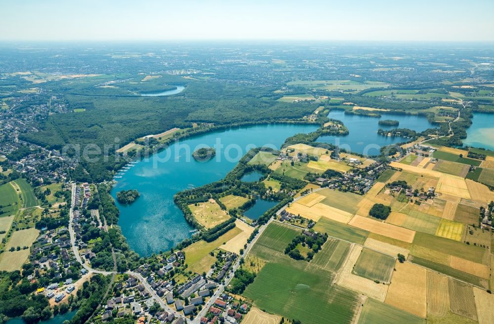 Aerial image Moers - Riparian areas on the lake area of Lohheider See in Moers in the state North Rhine-Westphalia, Germany