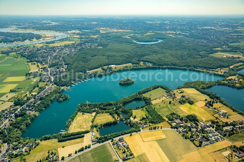 Moers from the bird's eye view: Riparian areas on the lake area of Lohheider See in Moers in the state North Rhine-Westphalia, Germany