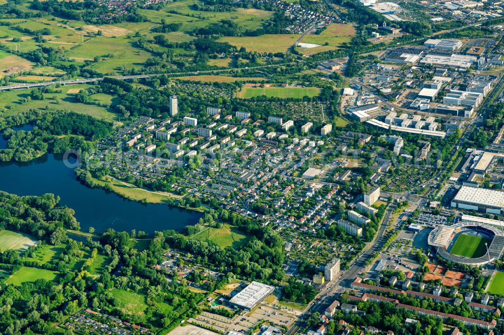 Braunschweig from the bird's eye view: Riparian areas on the lake area of Oelpersee in the district Nordstadt in Brunswick in the state Lower Saxony, Germany