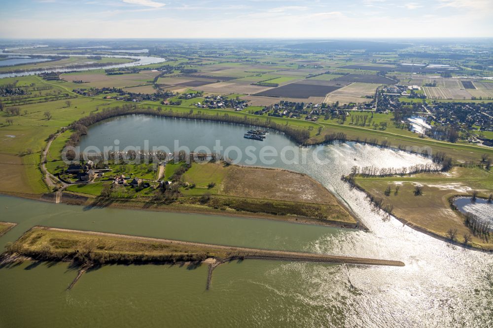 Rees from the bird's eye view: Riparian areas on the lake area of Mahnensee on street Reeserward in Rees in the state North Rhine-Westphalia, Germany