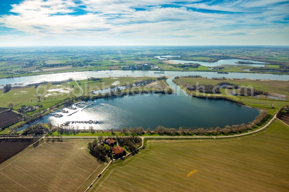 Aerial image Rees - Riparian areas on the lake area of Mahnensee on street Reeserward in Rees in the state North Rhine-Westphalia, Germany