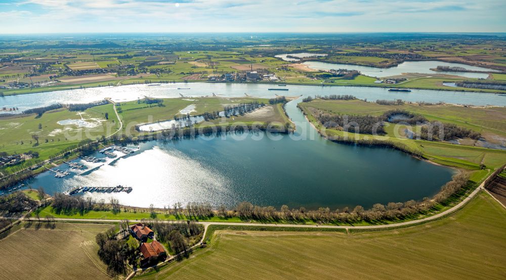 Aerial photograph Rees - Riparian areas on the lake area of Mahnensee on street Reeserward in Rees in the state North Rhine-Westphalia, Germany