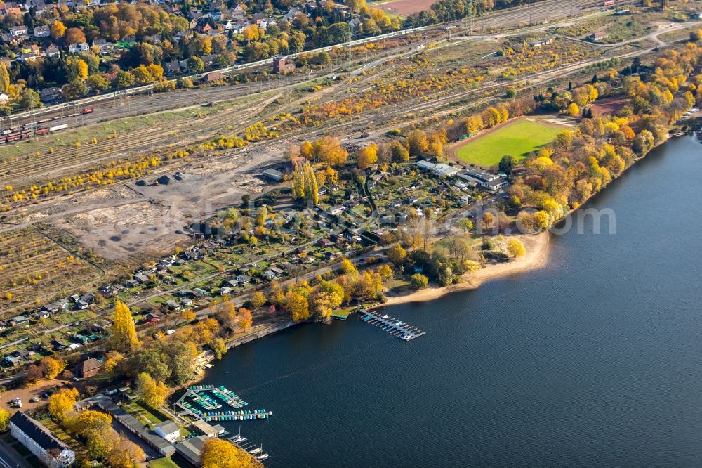 Aerial image Duisburg - Riparian areas on the lake area of Masurensee in Duisburg in the state North Rhine-Westphalia, Germany