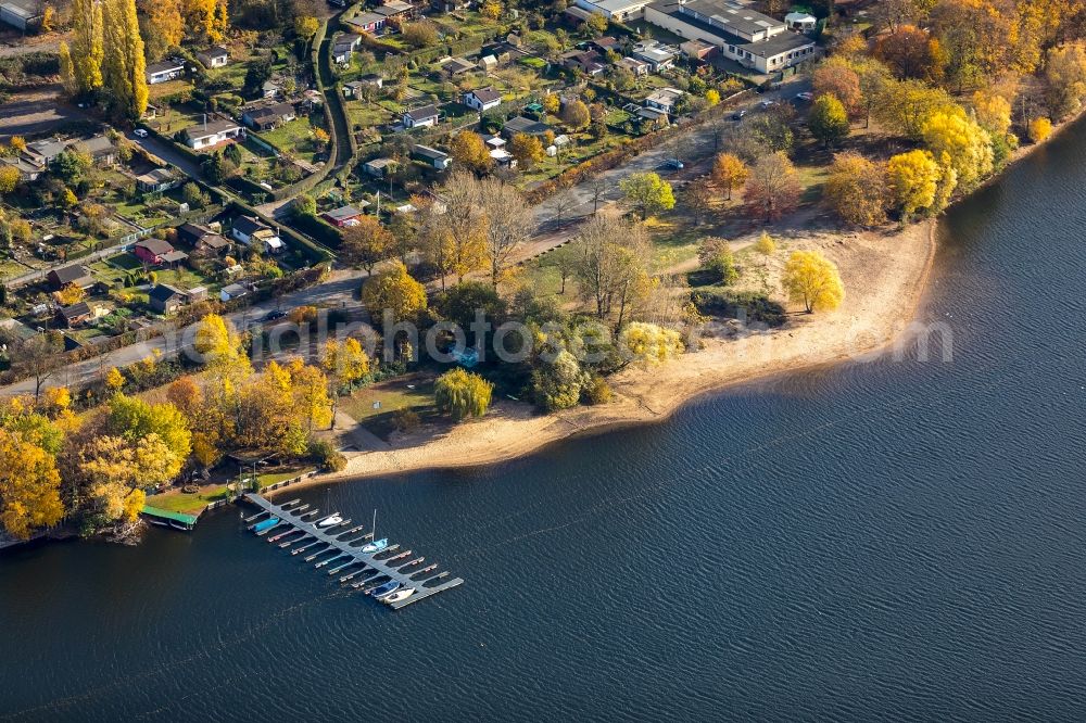 Aerial photograph Duisburg - Riparian areas on the lake area of Masurensee in Duisburg in the state North Rhine-Westphalia, Germany