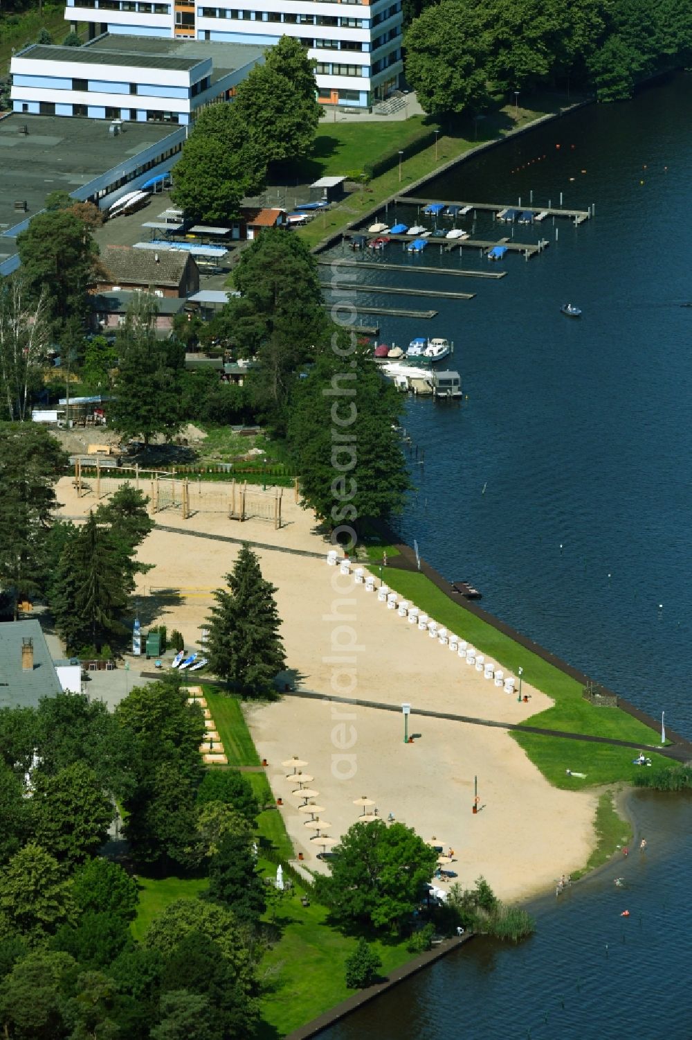 Berlin from the bird's eye view: Riparian areas on the lake area of Mueggelsee bathing on the beach on the sports promenade in the district Gruenau in Berlin, Germany