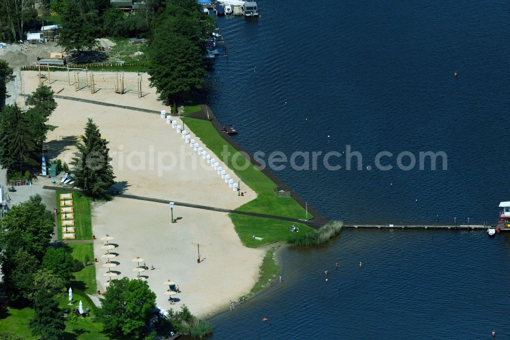 Aerial image Berlin - Riparian areas on the lake area of Mueggelsee bathing on the beach on the sports promenade in the district Gruenau in Berlin, Germany